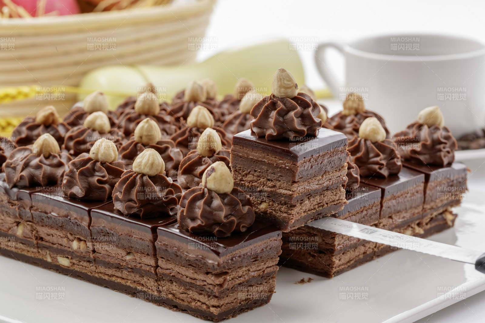 坚果巧克力慕斯蛋糕摆放在白色背景上图片
