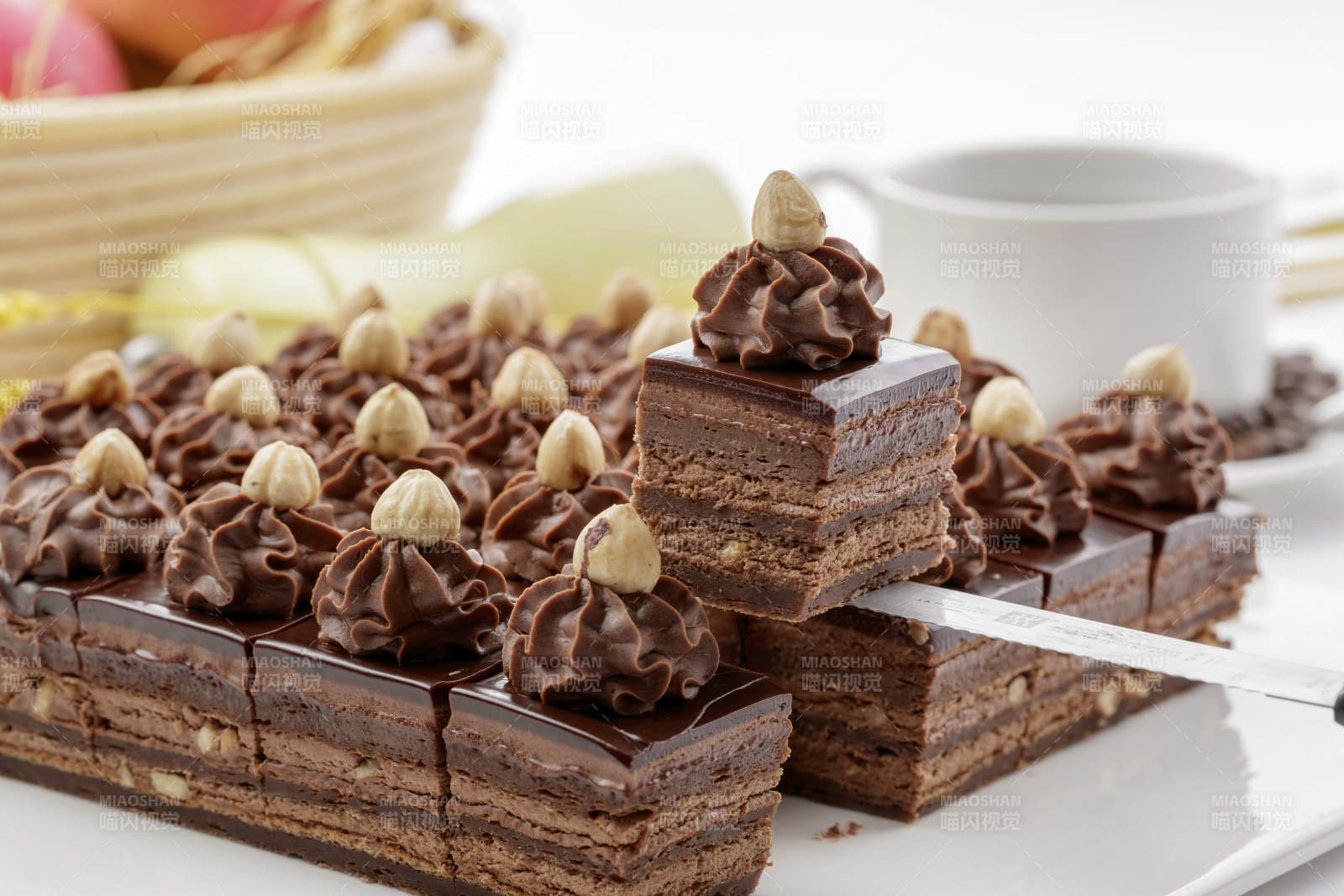 坚果巧克力慕斯蛋糕摆放在白色背景上图片