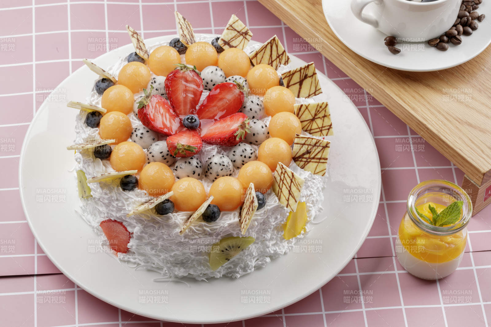 坚果巧克力慕斯蛋糕摆放在白色背景上图片