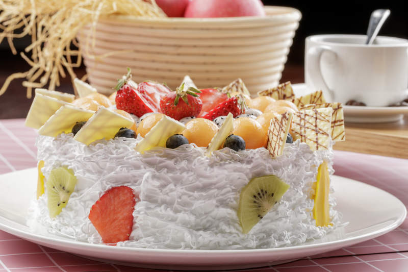 坚果巧克力慕斯蛋糕摆放在白色背景上图片