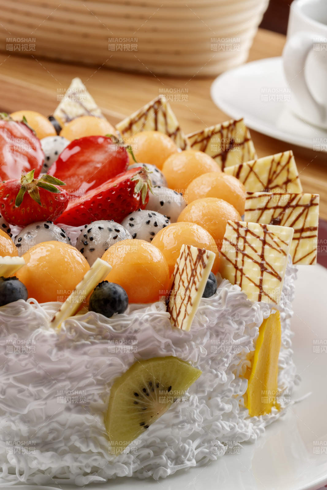 奶油缤纷水果蛋糕摆放在粉色背景上图片