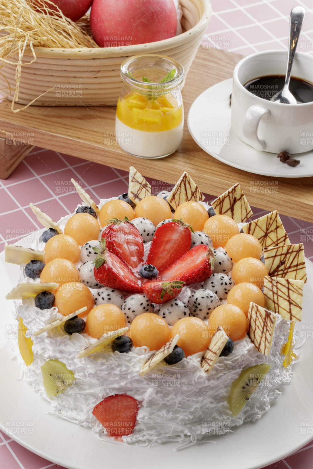 奶油缤纷水果蛋糕摆放在粉色背景上图片