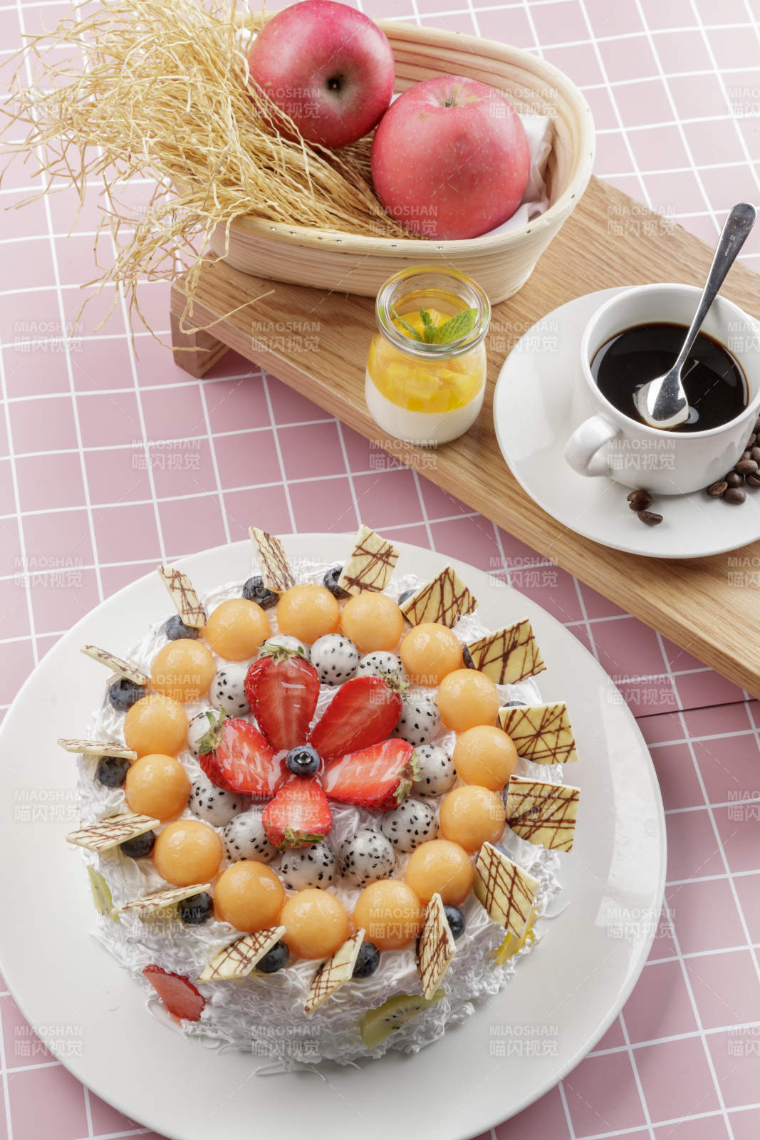 奶油缤纷水果蛋糕摆放在粉色背景上图片