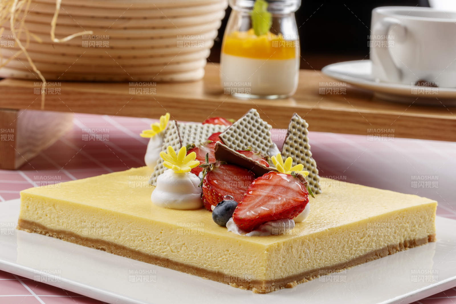 奶油缤纷水果蛋糕摆放在粉色背景上图片