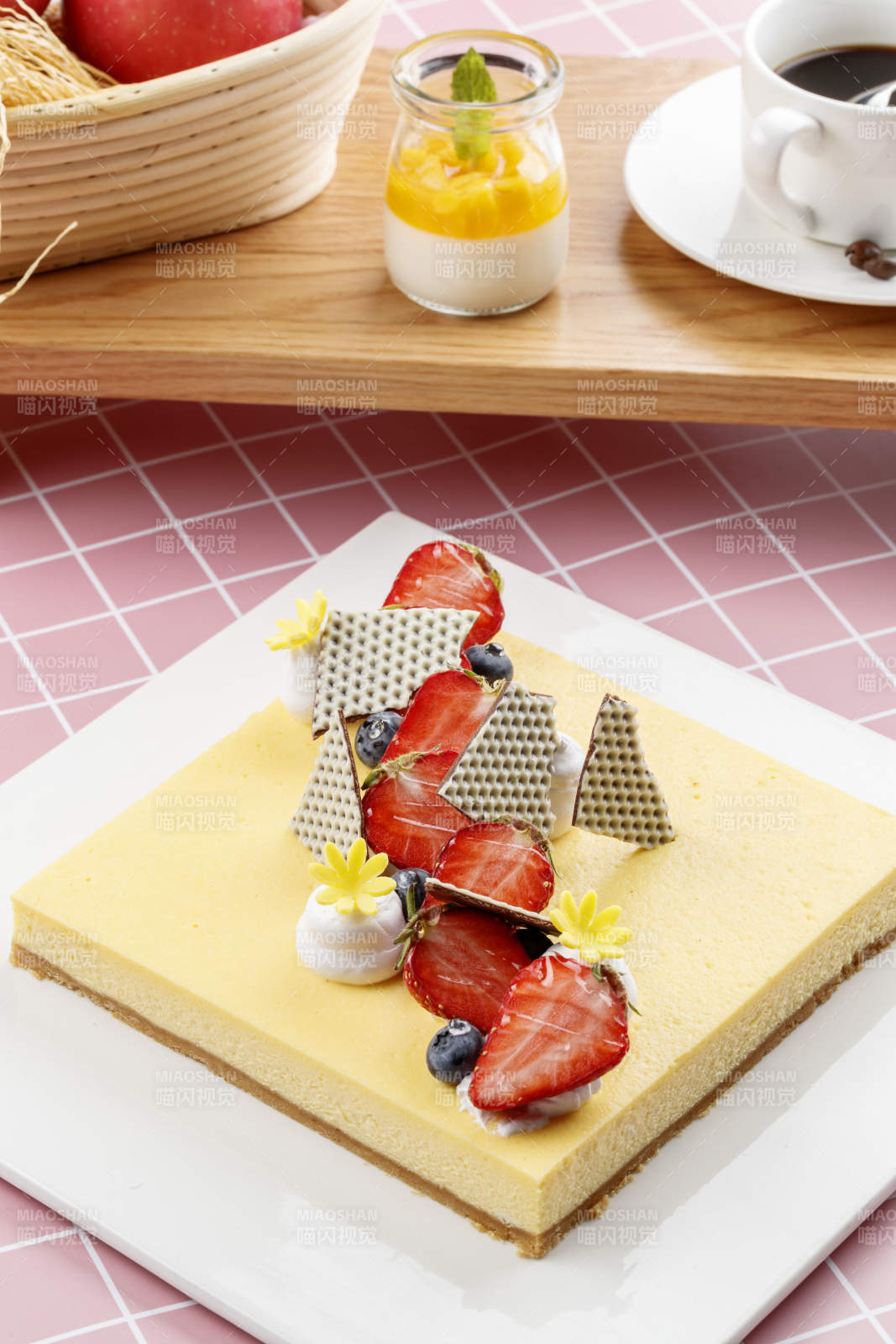 草莓巧克力奶油慕斯蛋糕摆放在粉色背景上图片