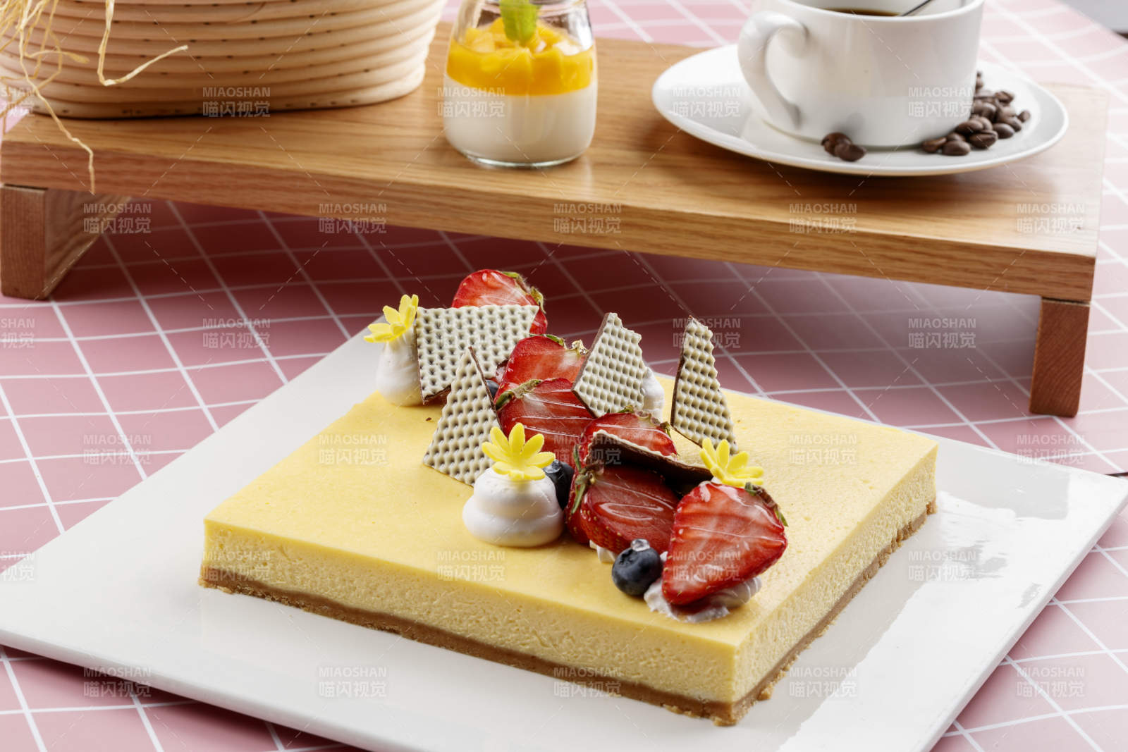 草莓巧克力奶油慕斯蛋糕摆放在粉色背景上图片