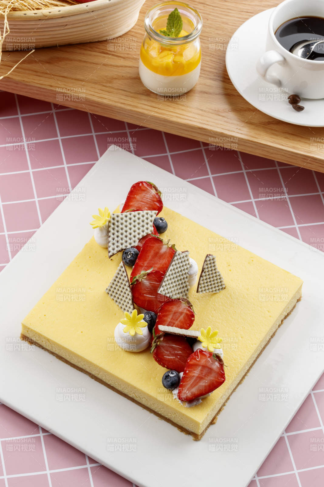 草莓巧克力奶油慕斯蛋糕摆放在粉色背景上图片