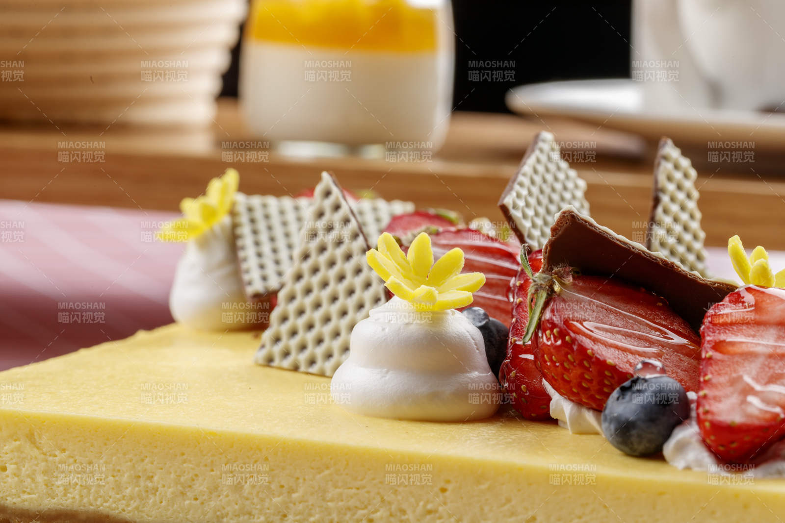 草莓巧克力奶油慕斯蛋糕摆放在粉色背景上图片