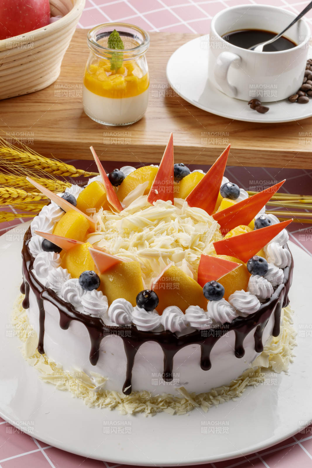 草莓巧克力奶油慕斯蛋糕摆放在粉色背景上图片