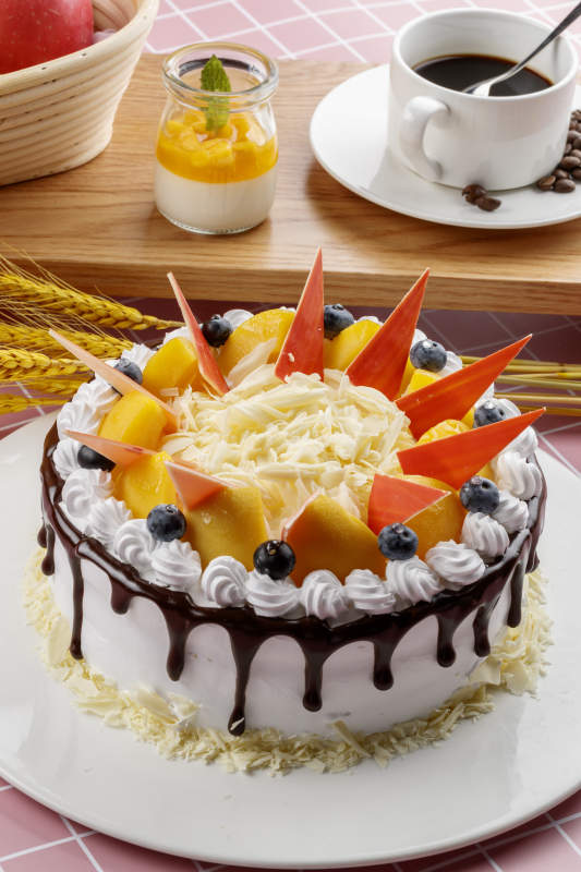 草莓巧克力奶油慕斯蛋糕摆放在粉色背景上图片