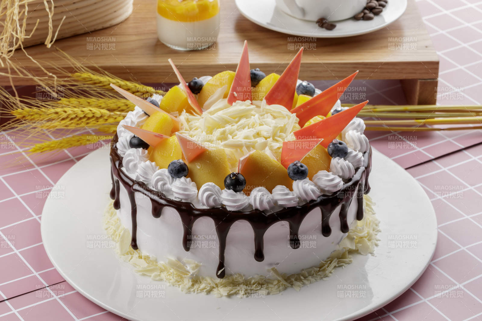 草莓巧克力奶油慕斯蛋糕摆放在粉色背景上图片