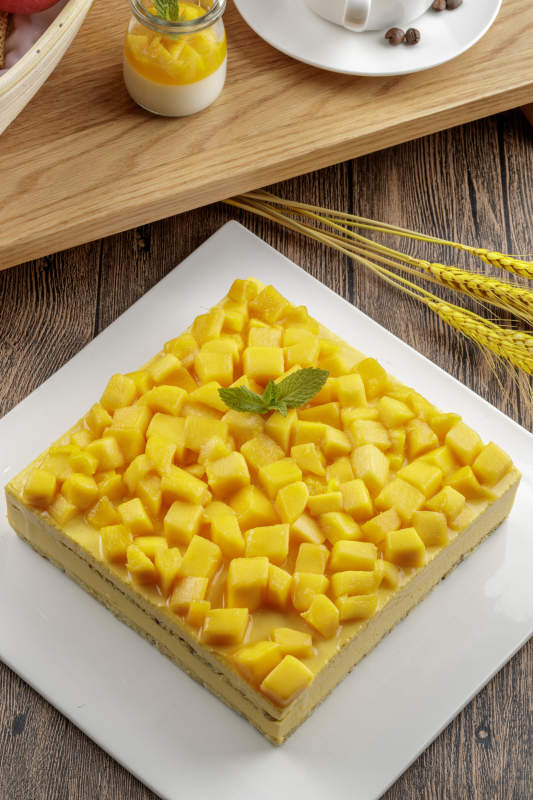 芝士水果奶油巧克力蛋糕摆放在粉色背景上图片