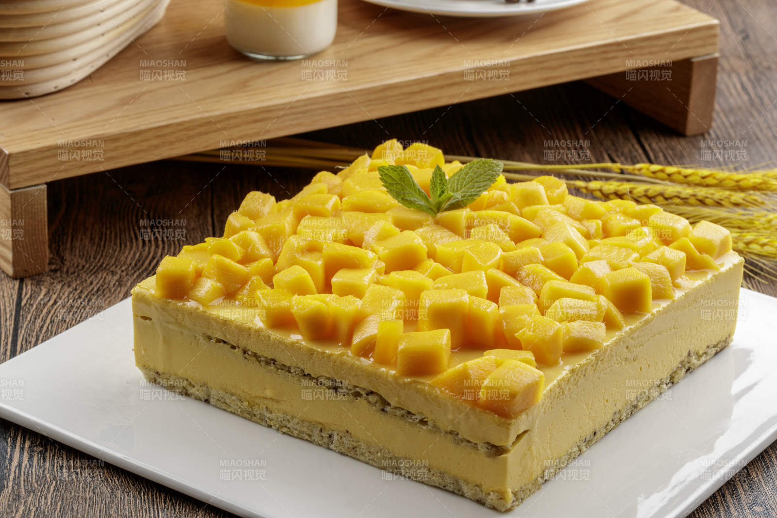 芝士水果奶油巧克力蛋糕摆放在粉色背景上图片