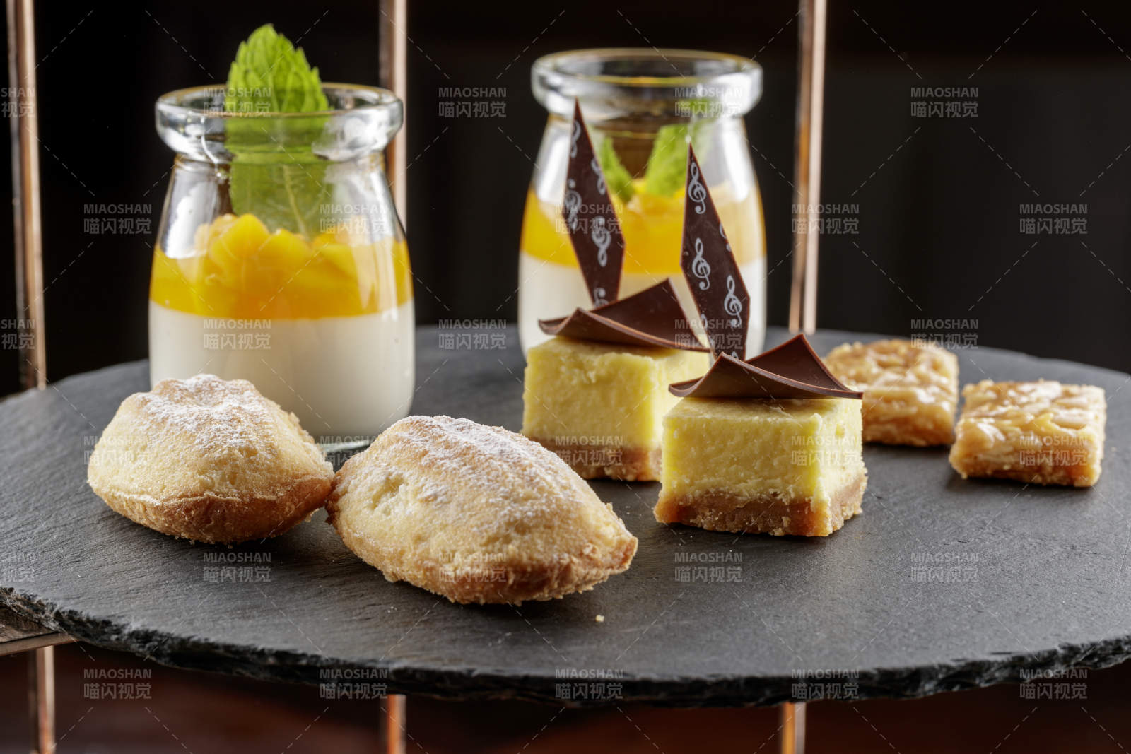 芒果奶油三层蛋糕摆放在木纹底板上图片