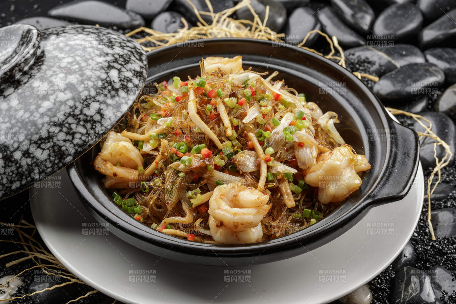 干捞海皇粉丝煲摆放在黑色鹅卵石上图片