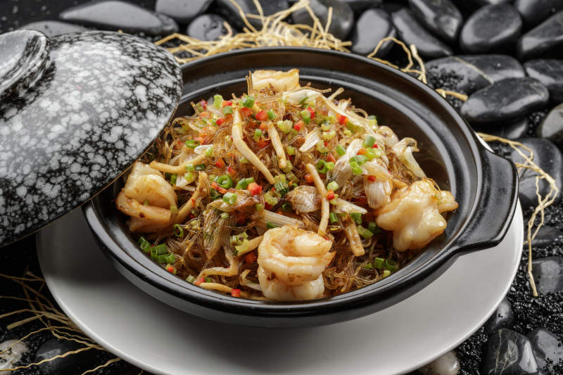 干捞海皇粉丝煲摆放在黑色鹅卵石上图片