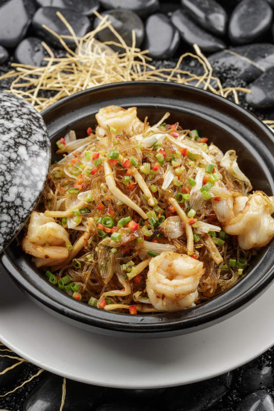 干捞海皇粉丝煲摆放在黑色鹅卵石上图片