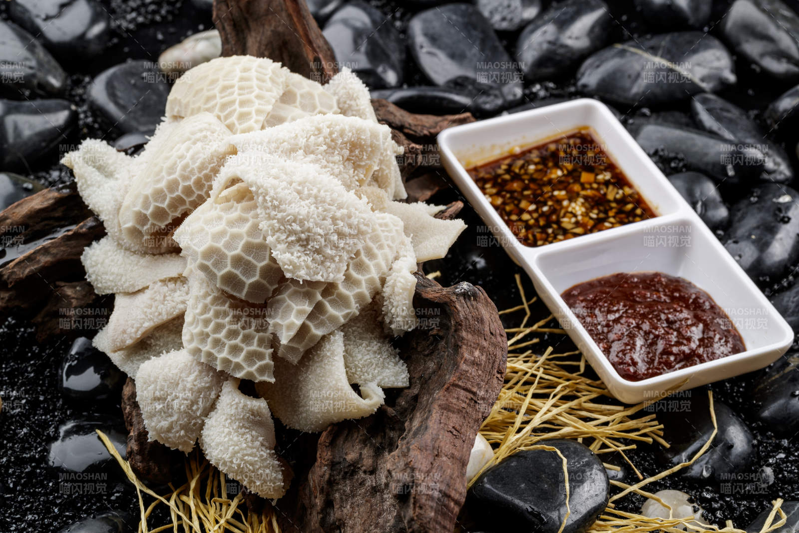 刚出锅的科尔沁手把羊肚摆放在崖柏根上图片