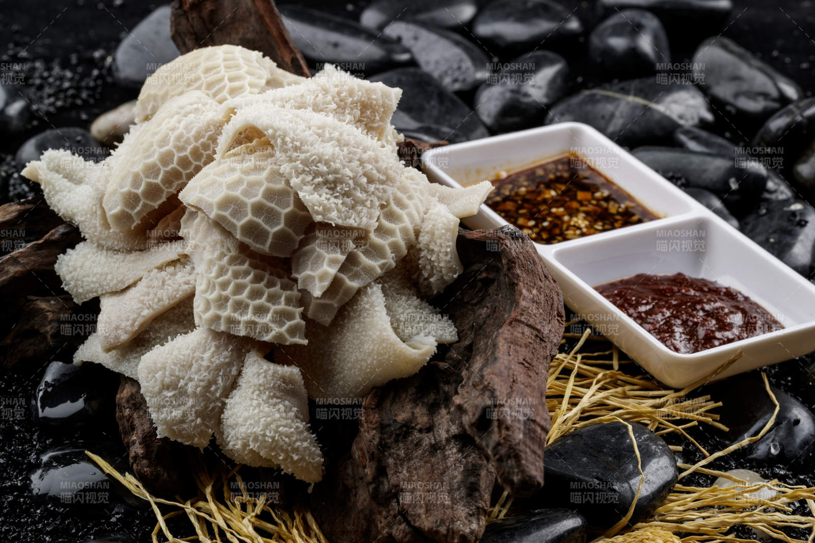 刚出锅的科尔沁手把羊肚摆放在崖柏根上图片