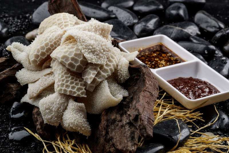 刚出锅的科尔沁手把羊肚摆放在崖柏根上图片