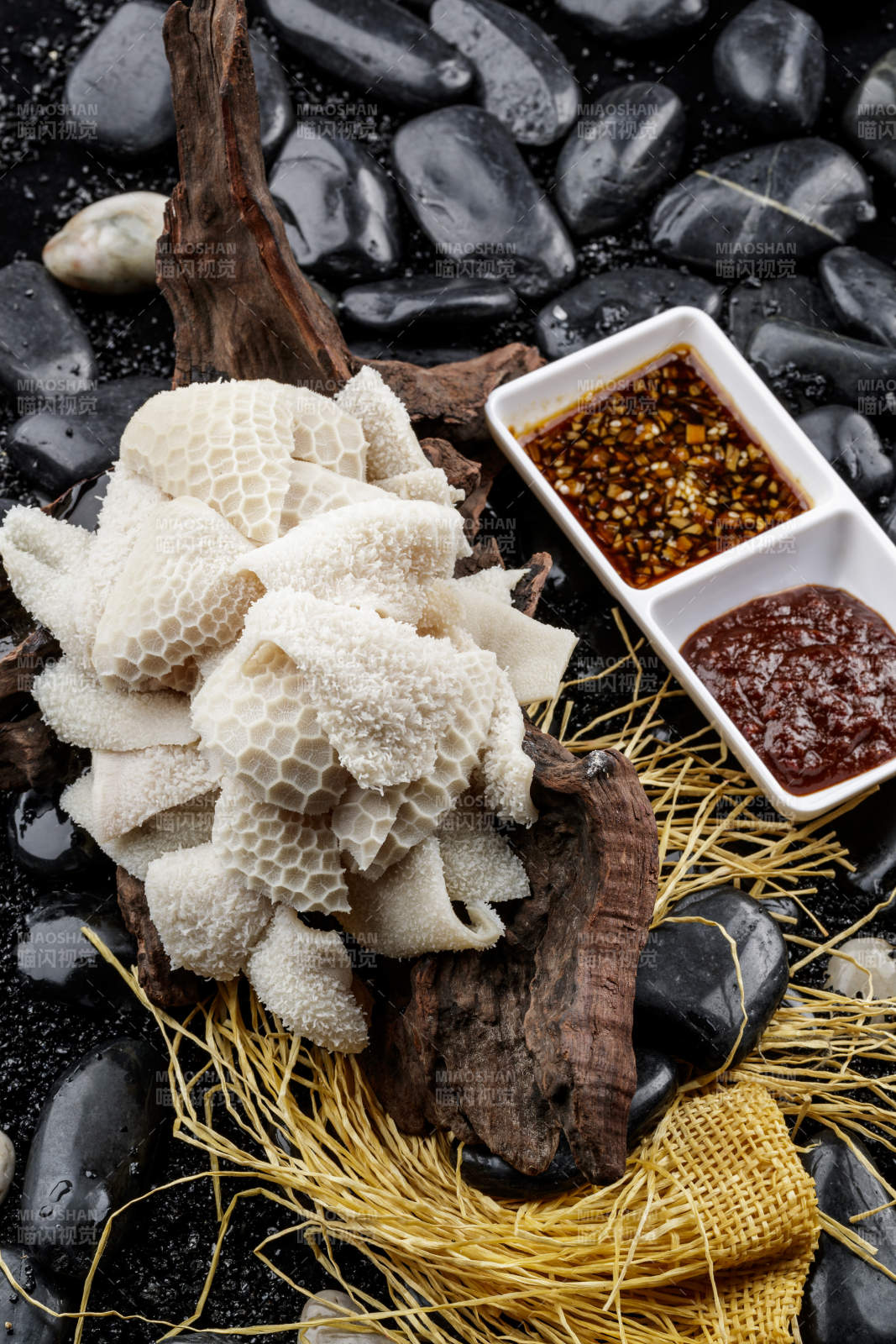 刚出锅的科尔沁手把羊肚摆放在崖柏根上图片