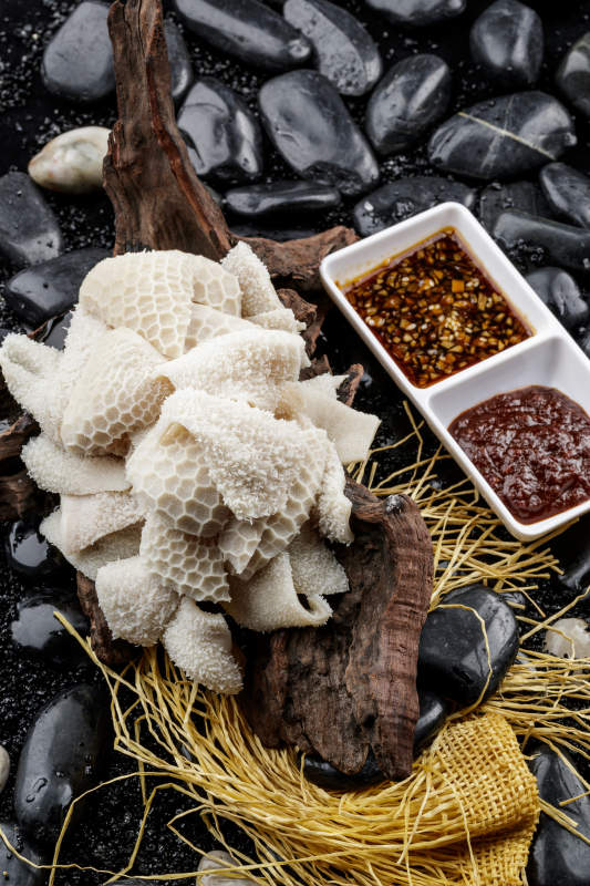 刚出锅的科尔沁手把羊肚摆放在崖柏根上图片