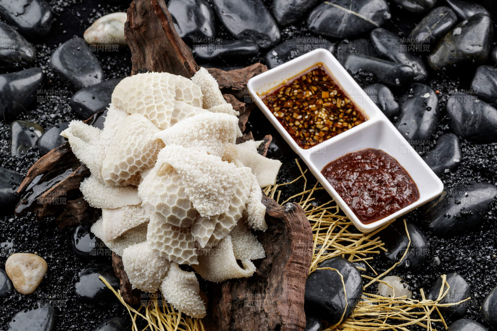 刚出锅的科尔沁手把羊肚摆放在崖柏根上图片