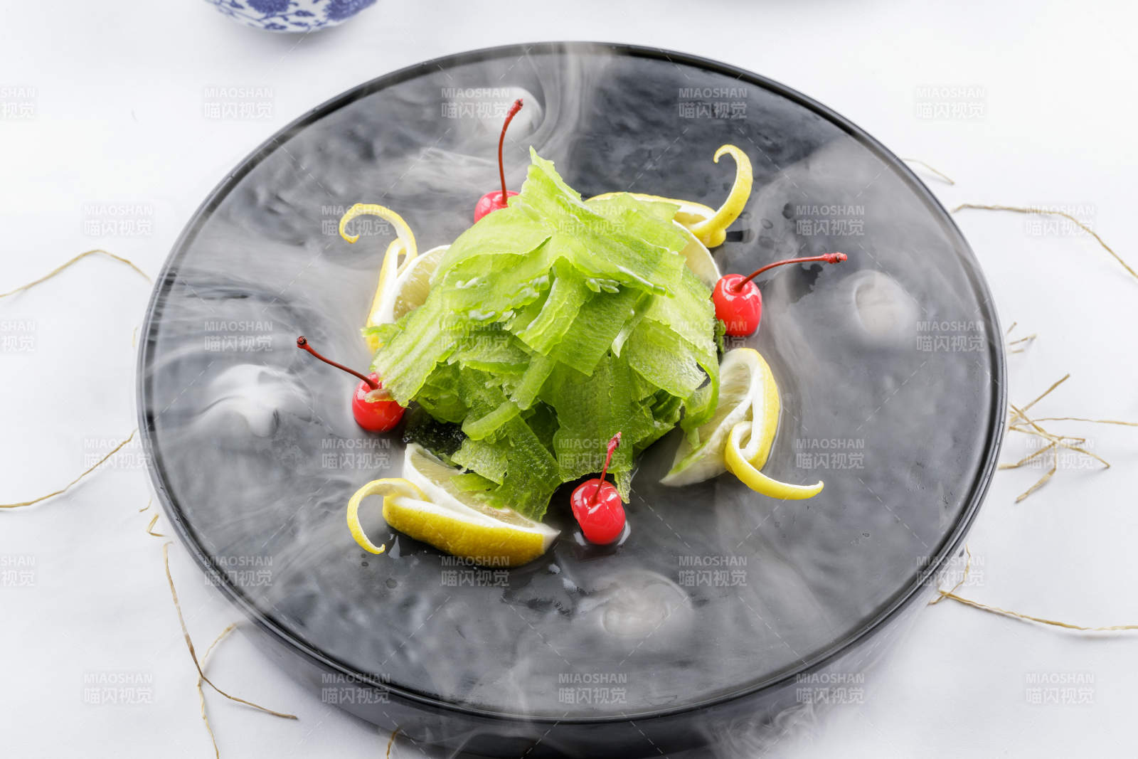 冰镇养生凉瓜摆放在干冰缭绕的黑色食盘上图片