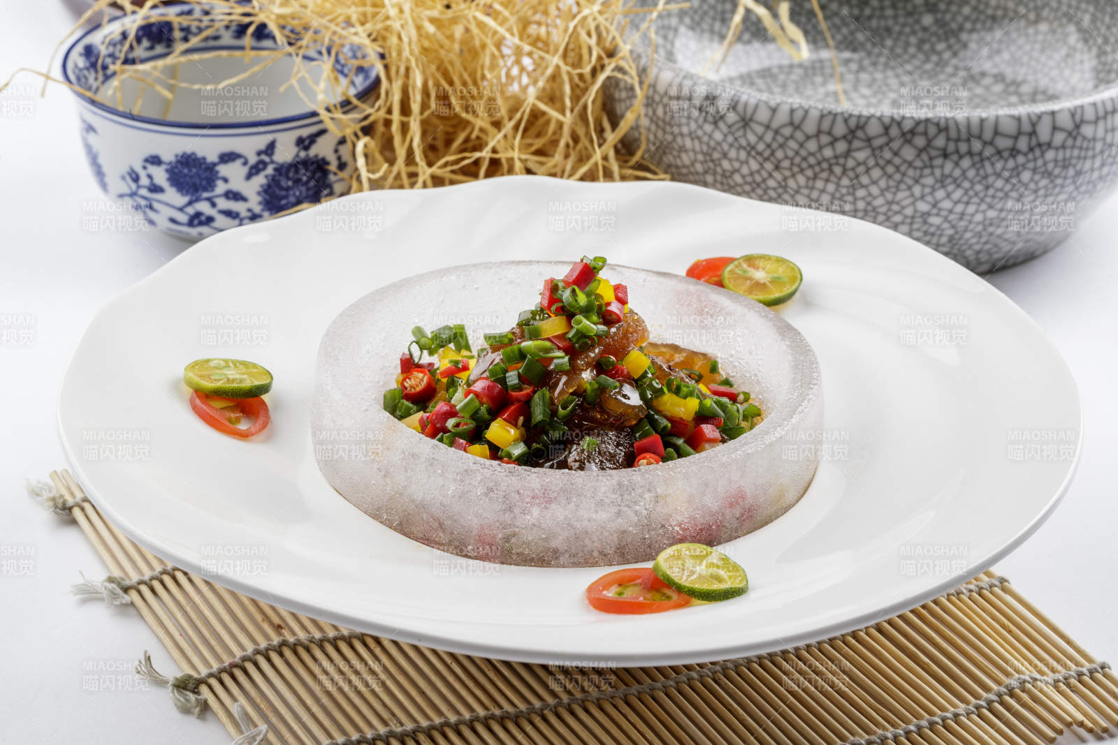 白色瓷盘装的老醋蛰头摆放在寿司帘上图片