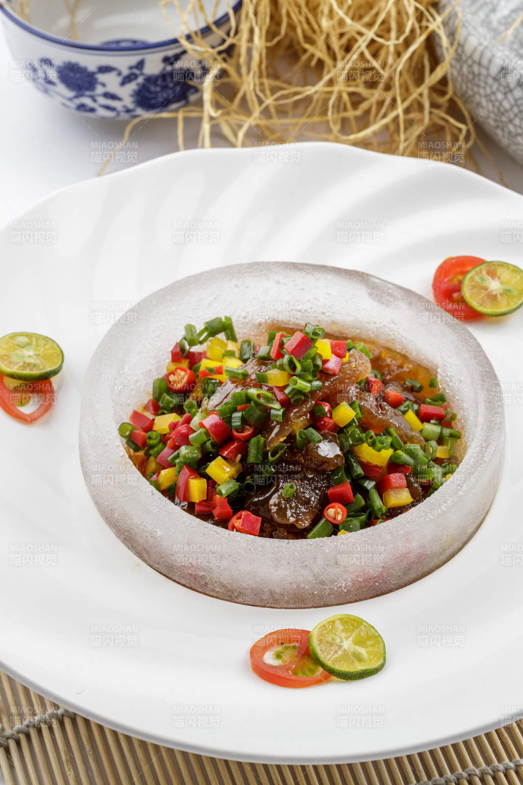 白色瓷盘装的老醋蛰头摆放在寿司帘上图片