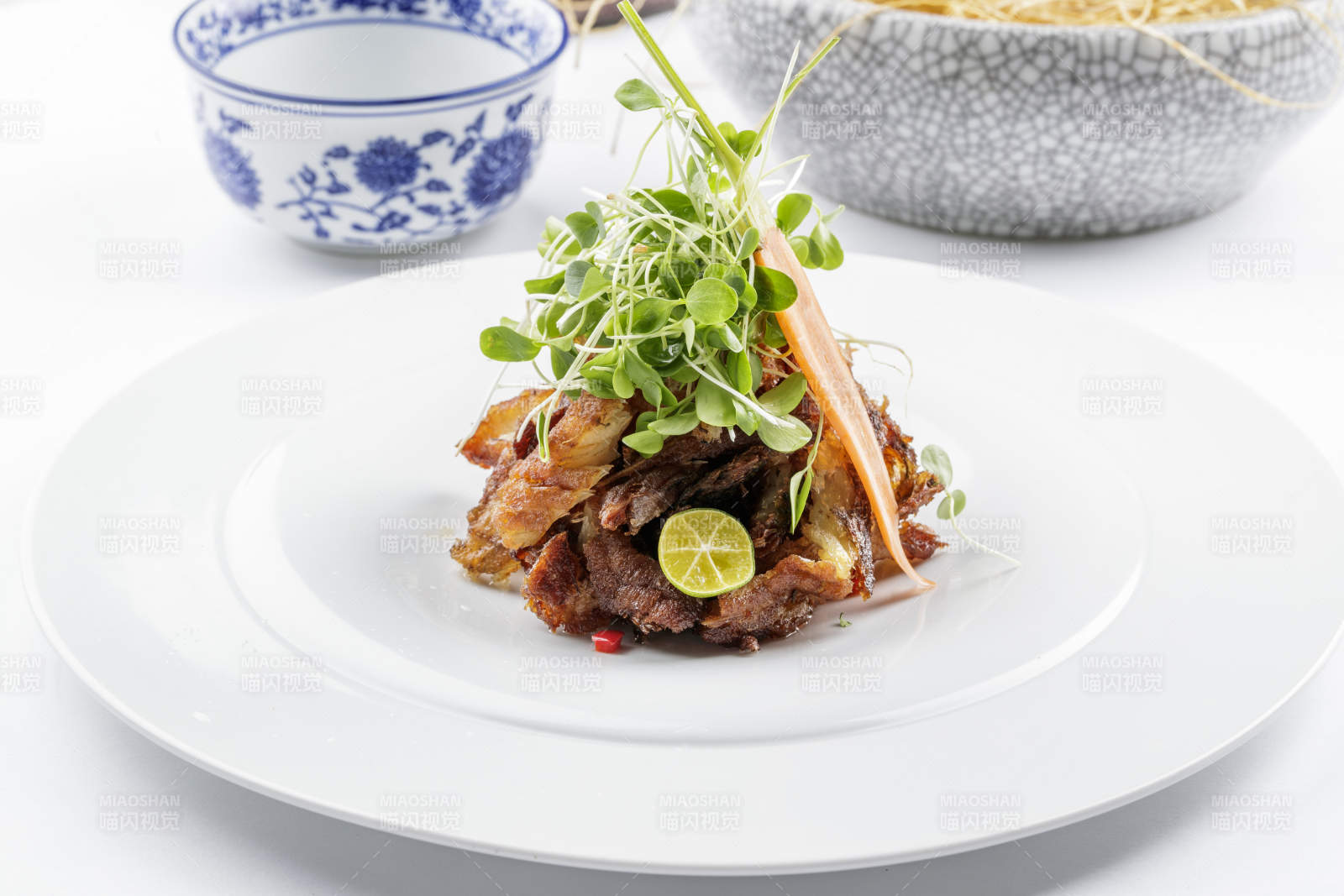 香椿苗手撕糟醉熏鱼摆放在白色背景上图片