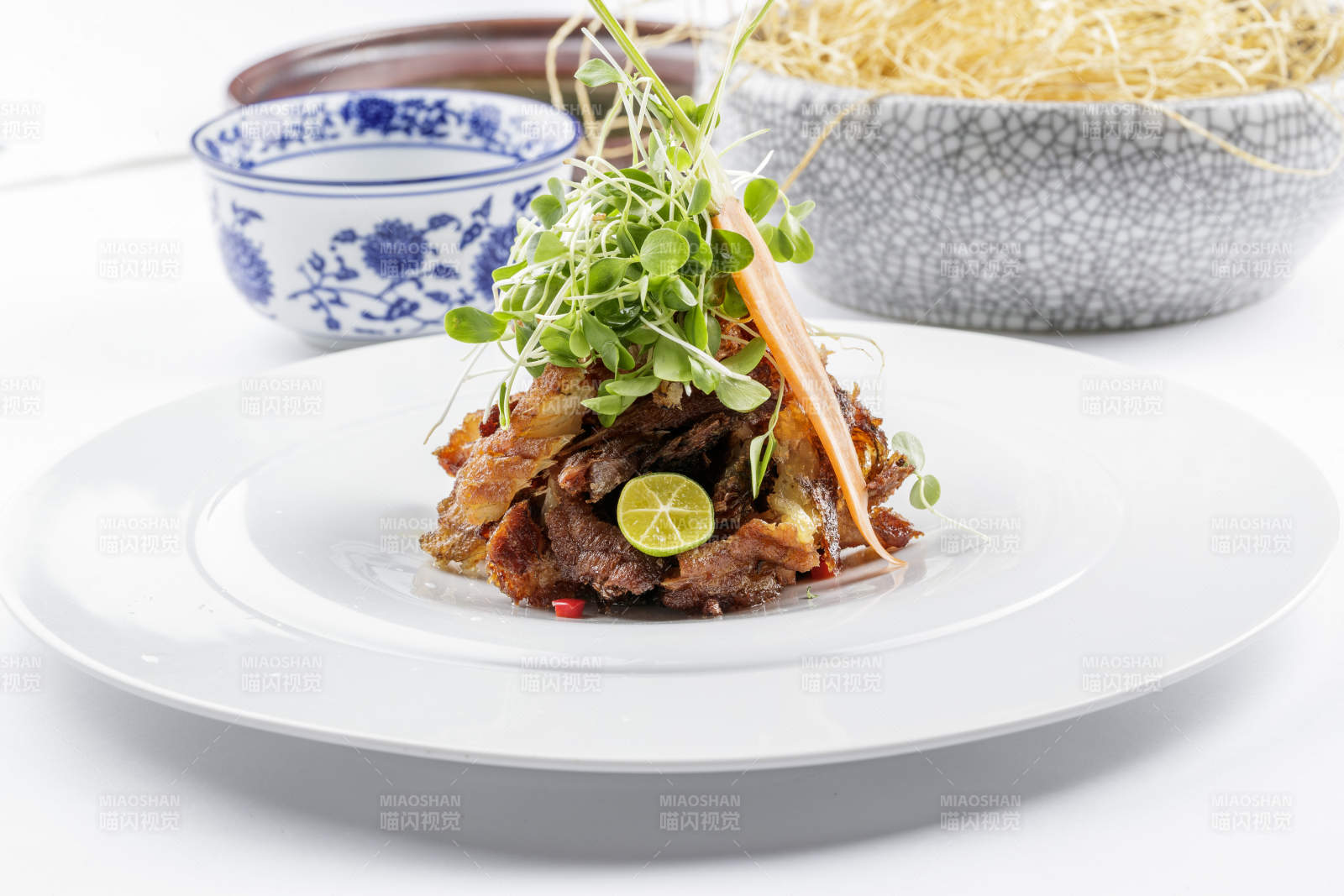 香椿苗手撕糟醉熏鱼摆放在白色背景上图片