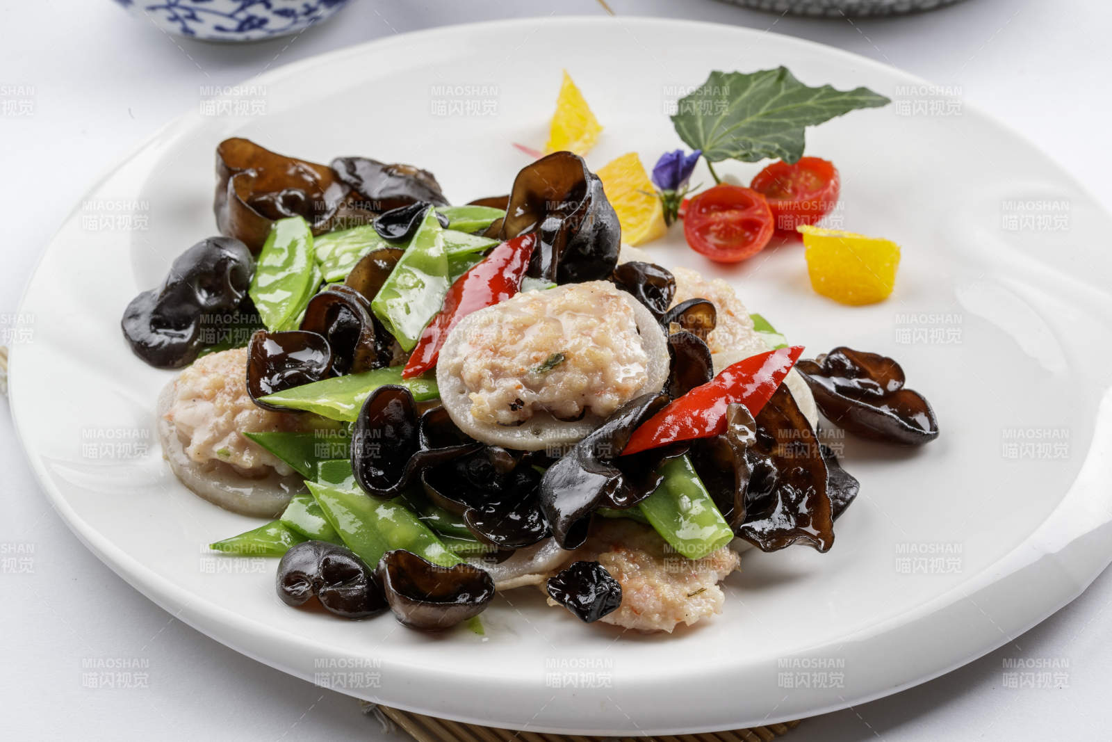 白色圆盘装的荷塘脆玉藕醸摆放在寿司帘上图片