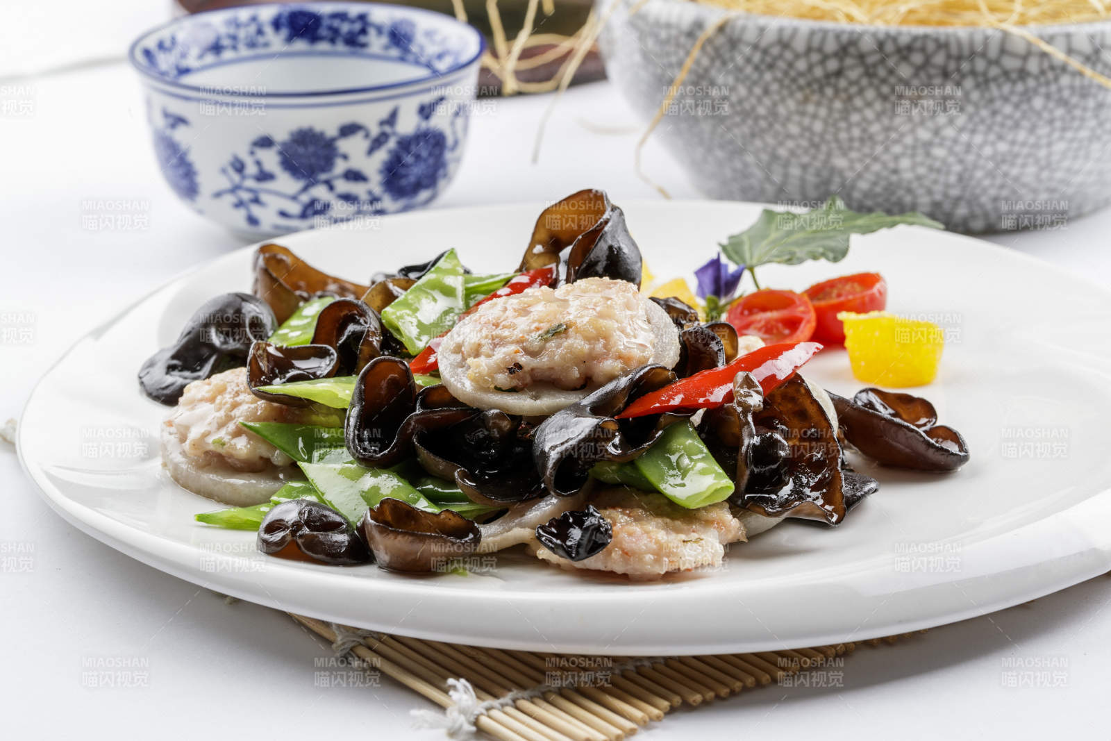 白色圆盘装的荷塘脆玉藕醸摆放在寿司帘上图片