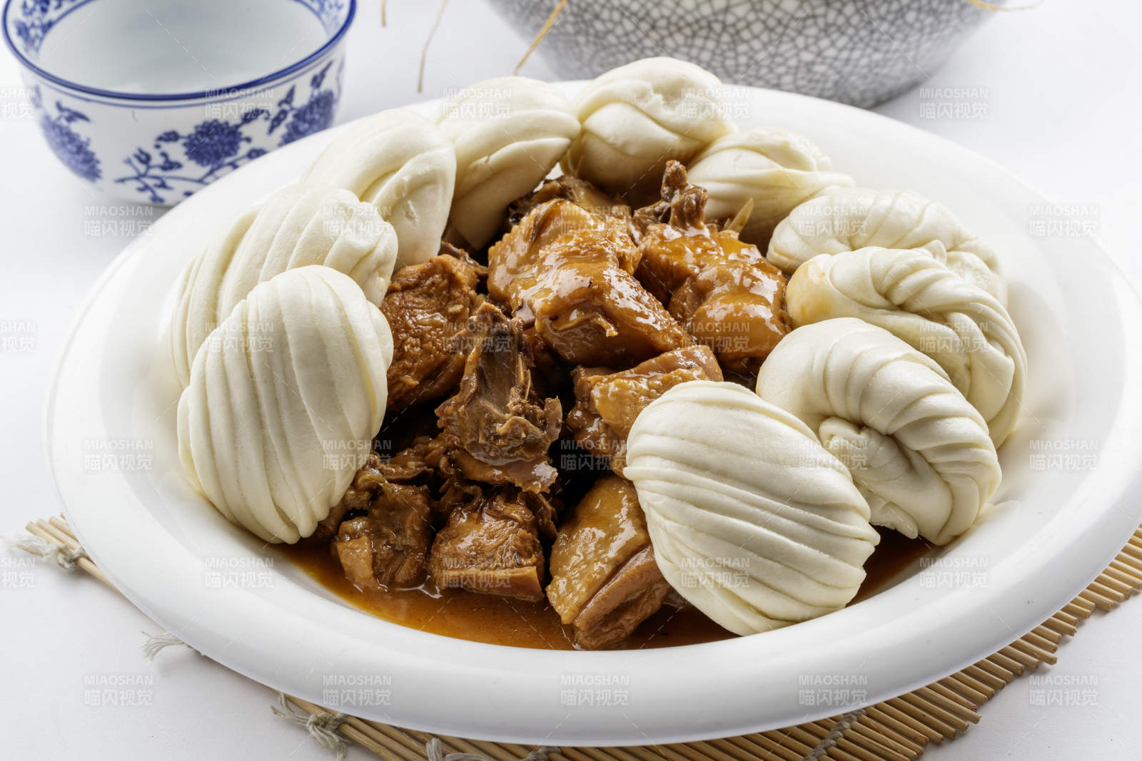 锅烧柴鸡小花卷摆放在白色背景上图片