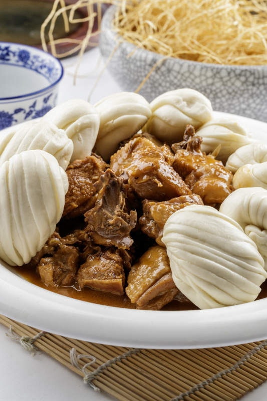 锅烧柴鸡小花卷摆放在白色背景上图片