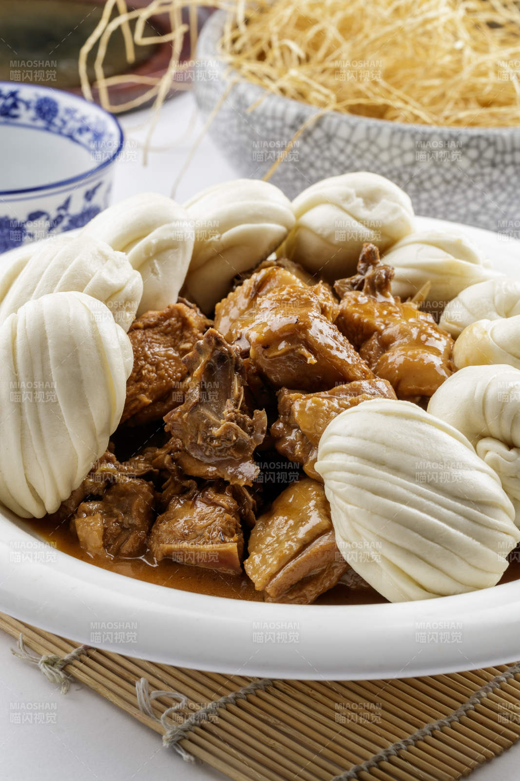 锅烧柴鸡小花卷摆放在白色背景上图片