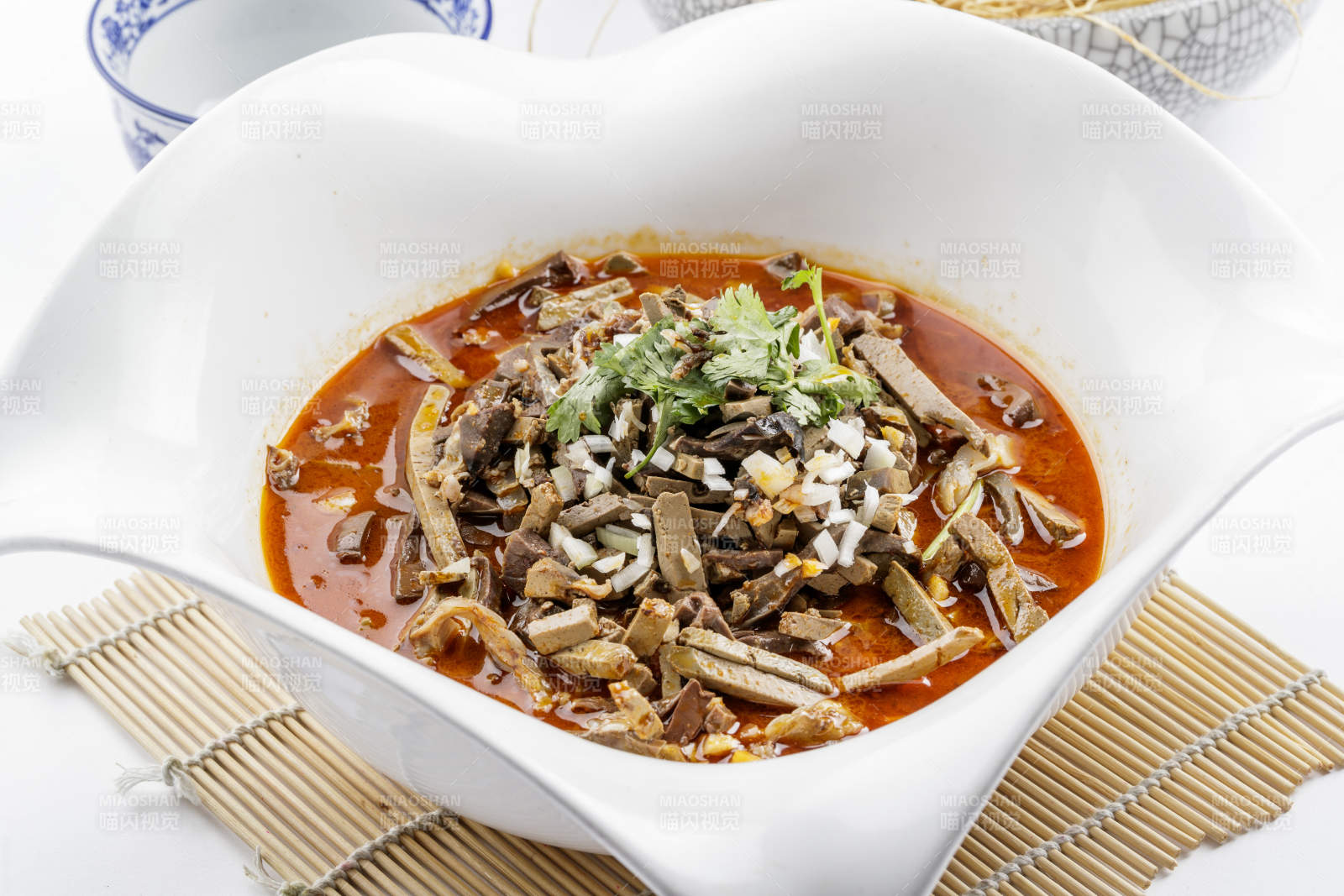 白色磁盘装的卤汤羊杂图片
