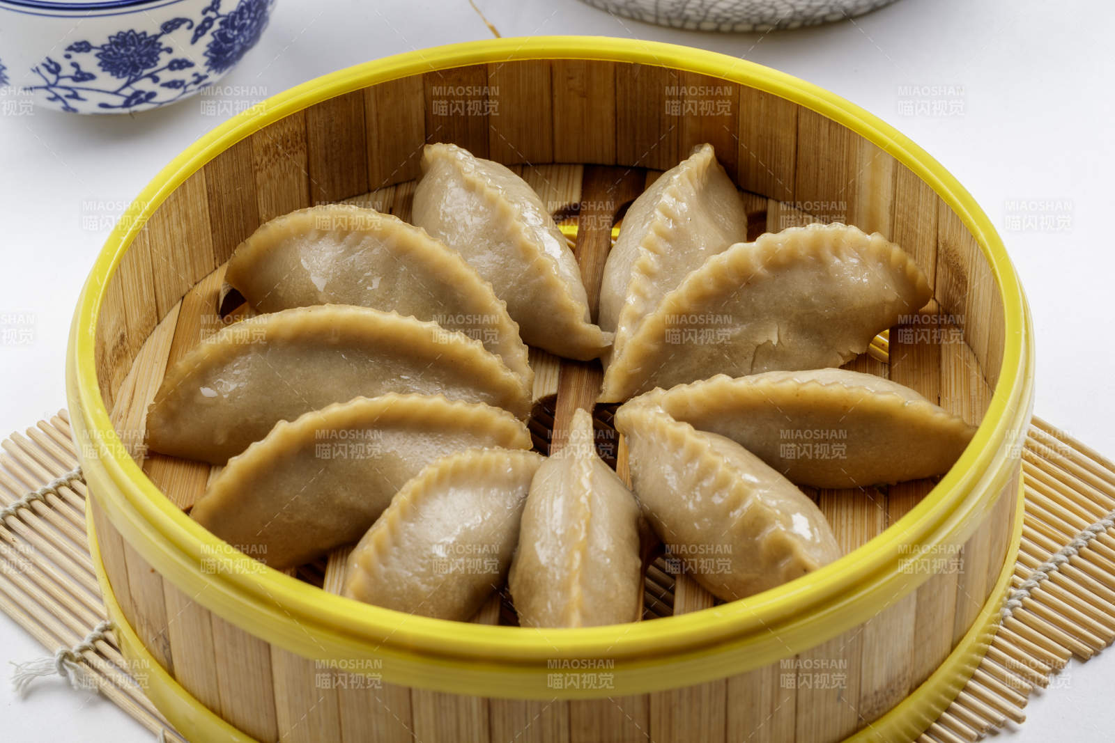 热腾腾的莜面蒸饺摆放在白色背景上图片