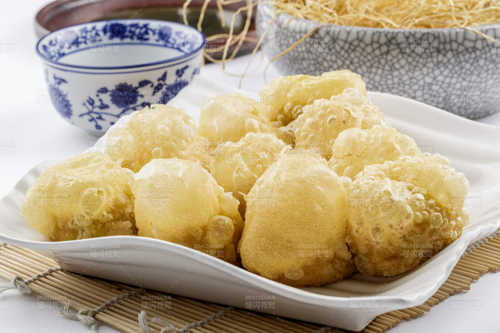 香喷喷的泡泡炸糕摆放在寿司帘图片