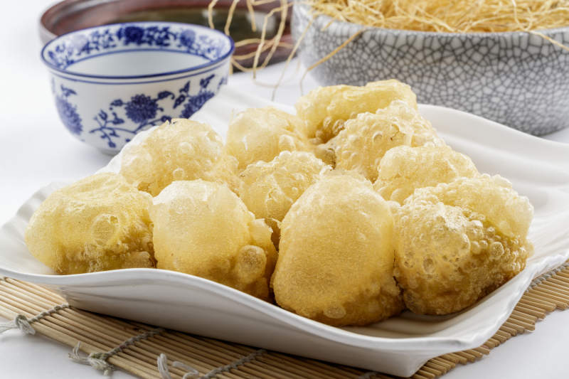 香喷喷的泡泡炸糕摆放在寿司帘图片