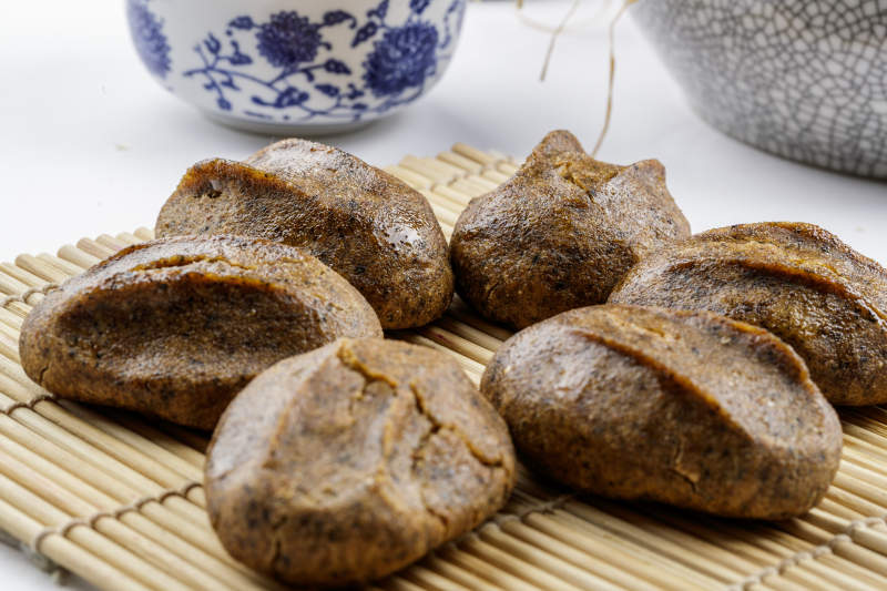 健康美味的黑豆窝头摆放在寿司帘上图片