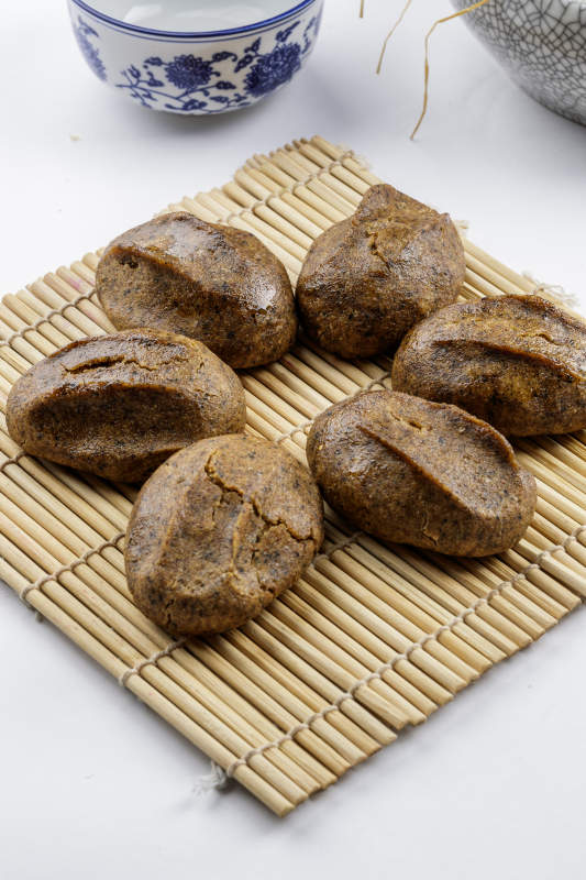 健康美味的黑豆窝头摆放在寿司帘上图片