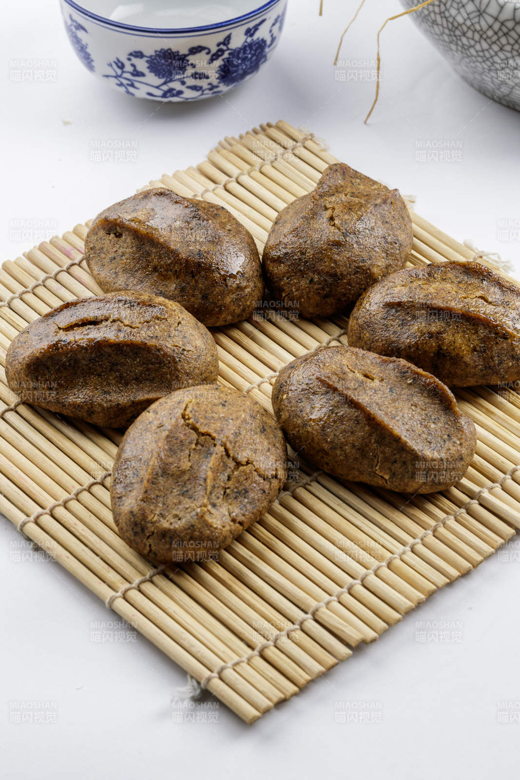 健康美味的黑豆窝头摆放在寿司帘上图片