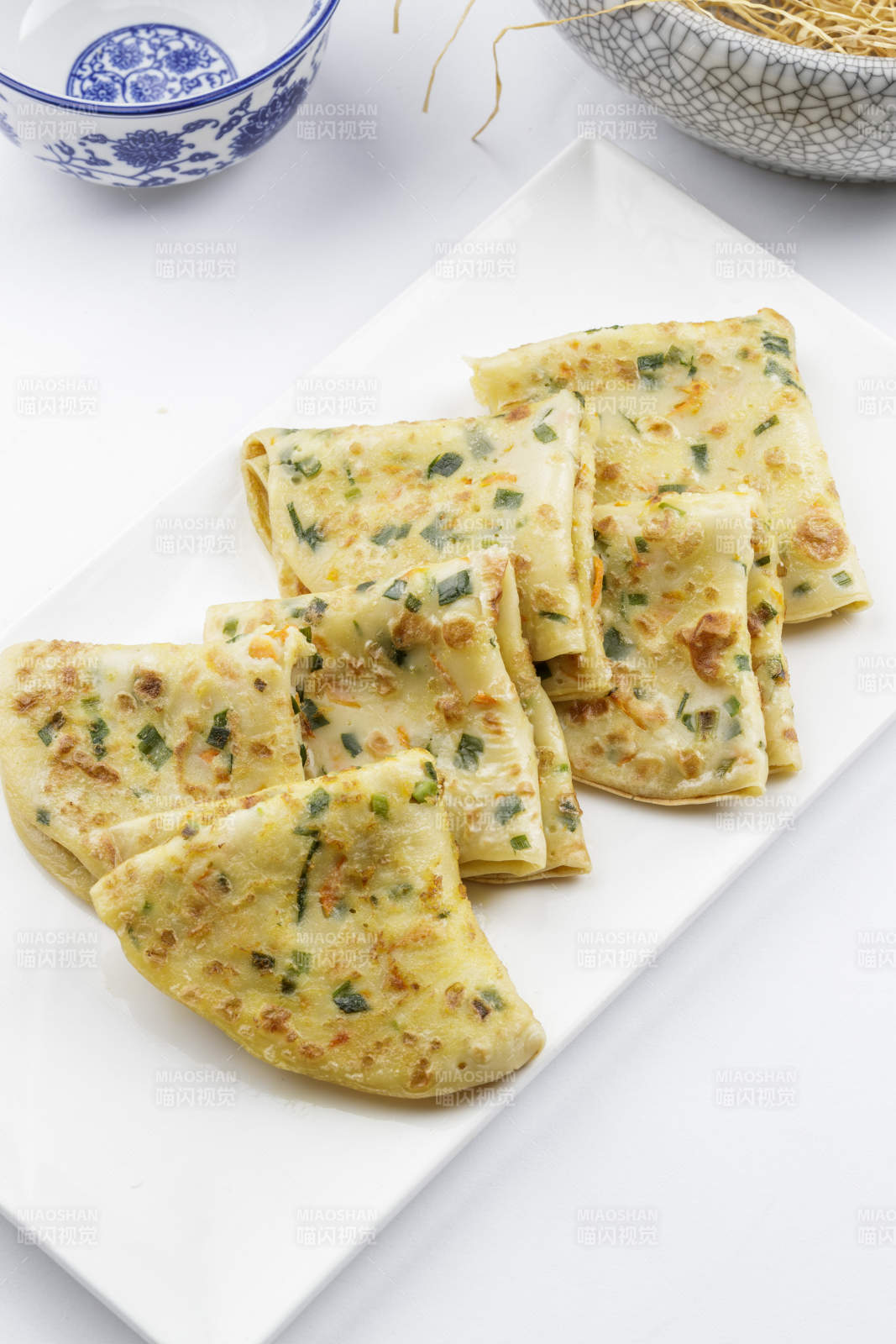 蔬菜鸡蛋摊饼摆放在白色背景上图片