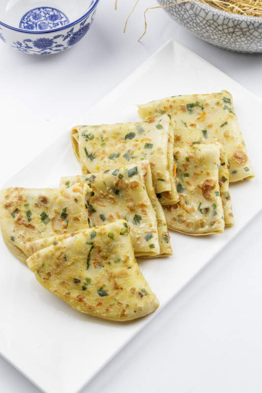 蔬菜鸡蛋摊饼摆放在白色背景上图片