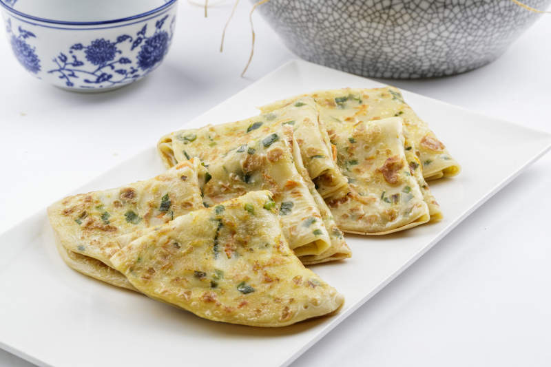 蔬菜鸡蛋摊饼摆放在白色背景上图片