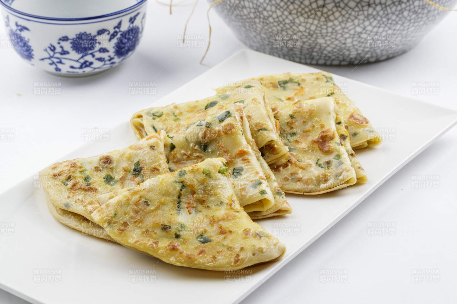 蔬菜鸡蛋摊饼摆放在白色背景上图片