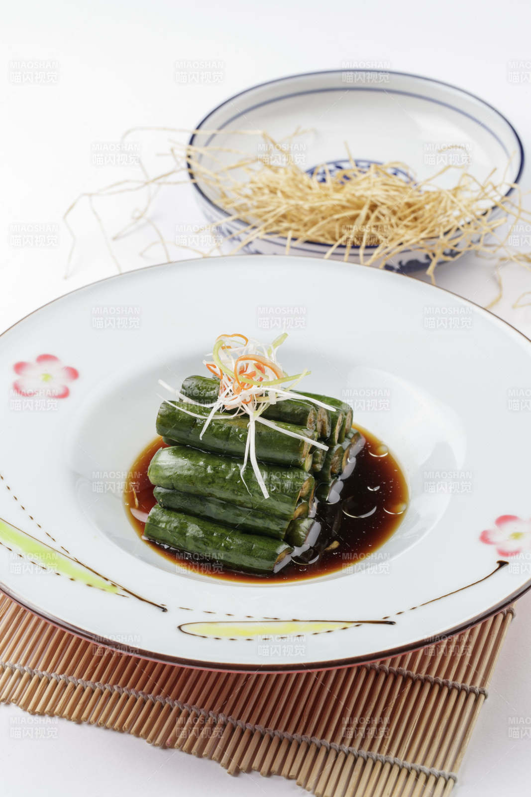 白色瓷盘装的老醋腌渍黄瓜段图片