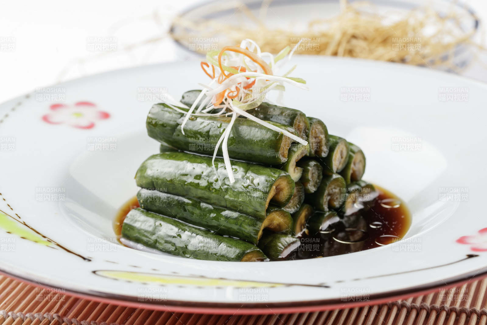 白色瓷盘装的老醋腌渍黄瓜段图片